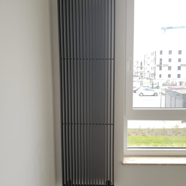 Grzejnik dekoracyjny pionowy czarny-Bora Merkury